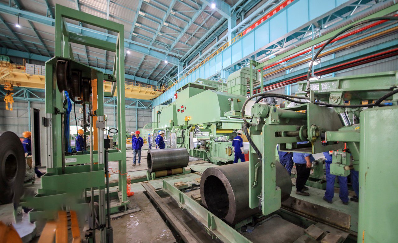 Finished stainless steel coils exiting MFY’s automated line, highlighting the clean layout and efficient workflow in stainless steel sheet production