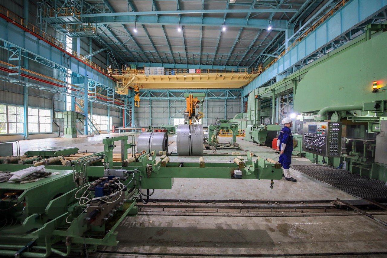 Engineers monitoring MFY’s high-capacity stainless steel rolling mill to ensure stable thickness and excellent surface finish for international clients