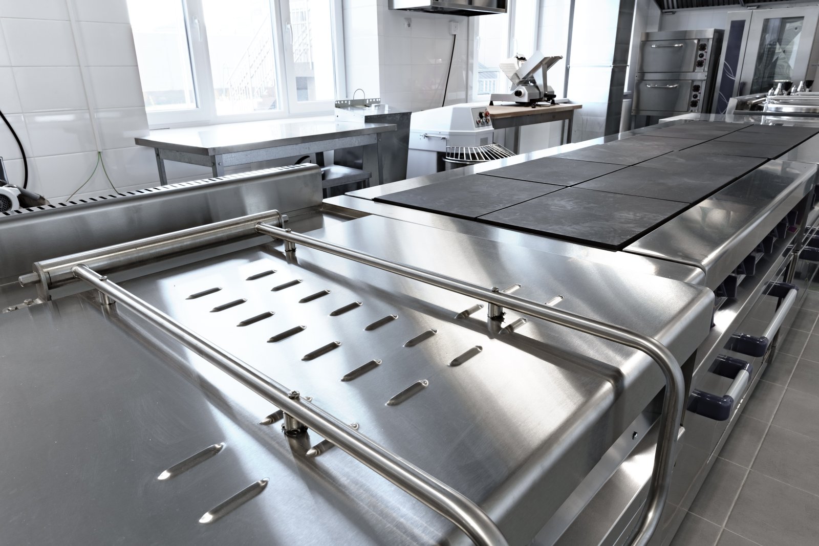 Stainless steel cutlery set placed on table, representing MFY’s polished products used in dining and hospitality industries