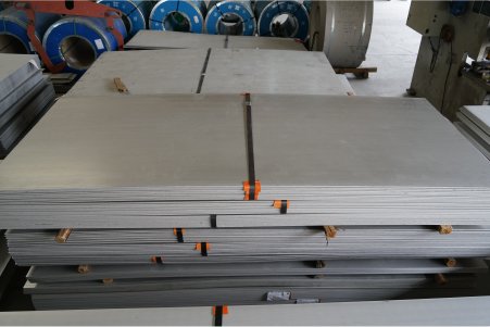 Side view of stainless steel sheet stack in MFY's shipping area, reflecting thickness consistency and uniform batch packaging.